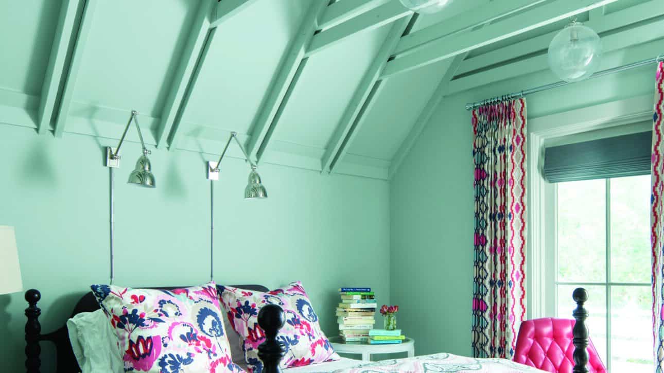 Aqua_bedroom_with_vaulted_ceiling